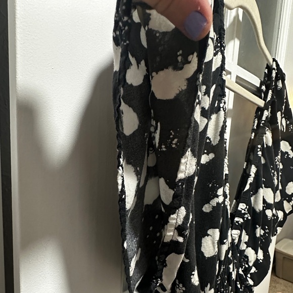 ASOS DESIGN Maternity flutter sleeve maxi beach dress in mono spot print - Picture 7 of 9